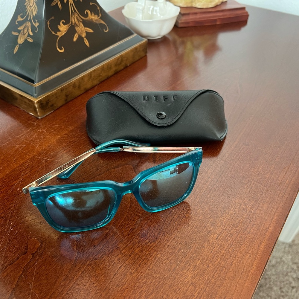 Diff Eyewear Blue Wayfarer Sunglasses